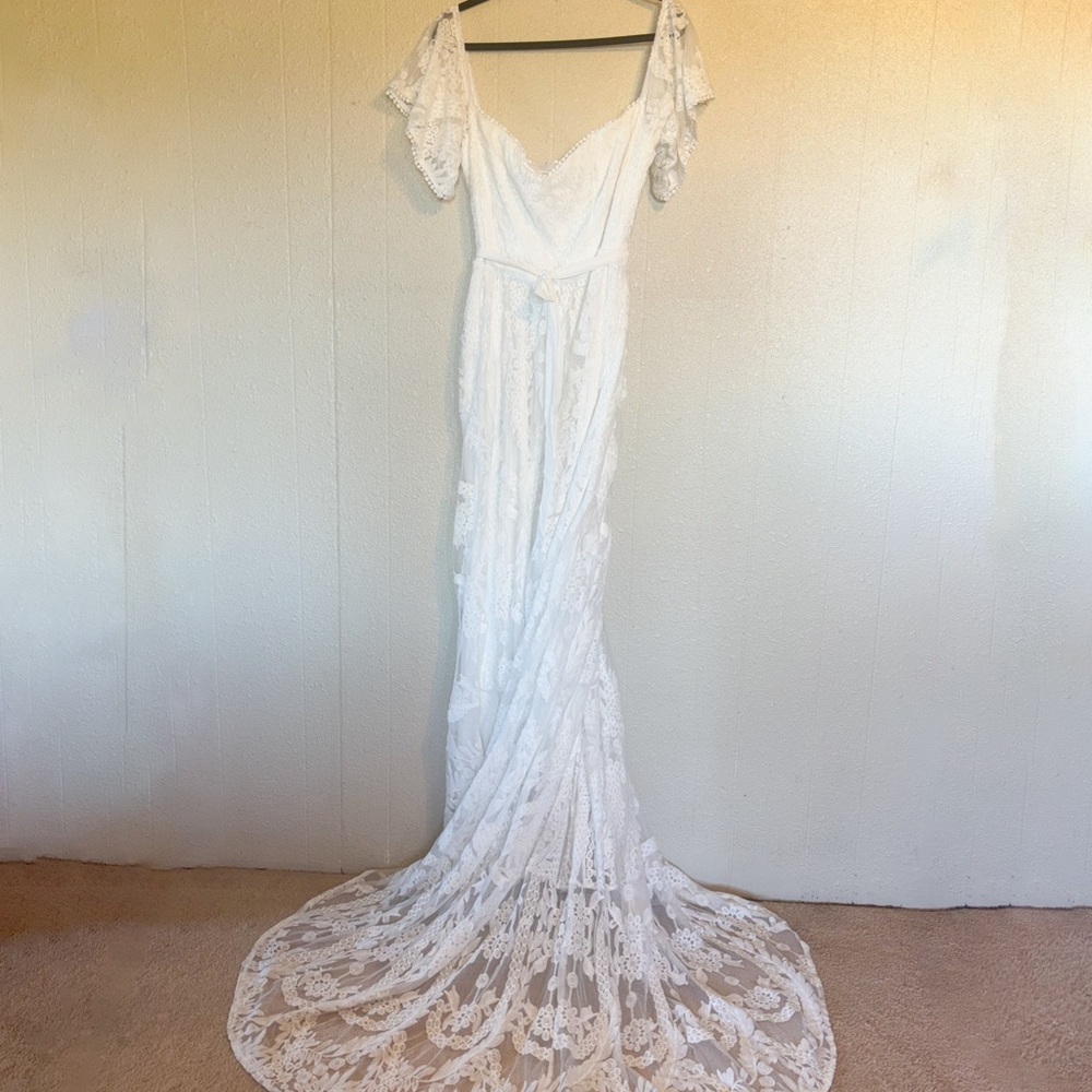 Elegant White Lace Wedding Gown
